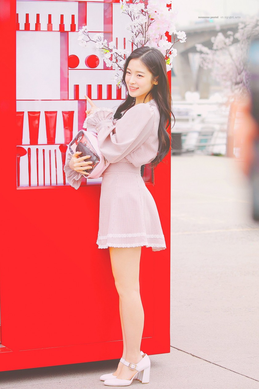 OH MY GIRL's pink dress, Arin