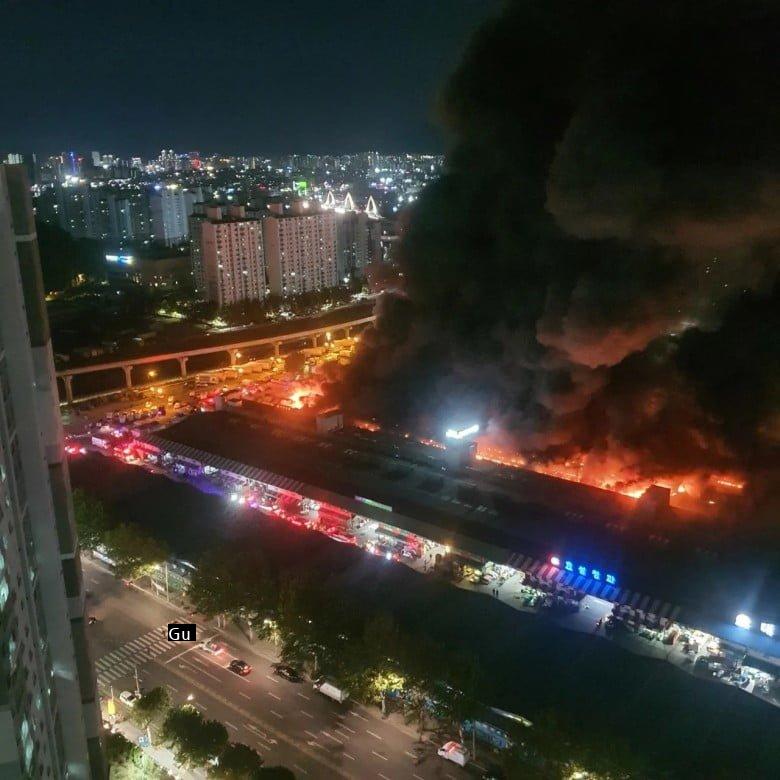 It's a big fire in Daegu Maecheon Market