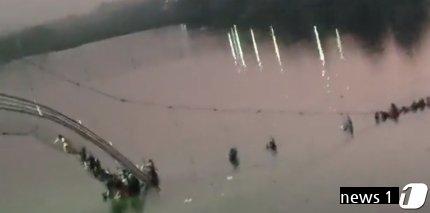 Just now, 400 people fell into the river after the collapse of the Indian bridge