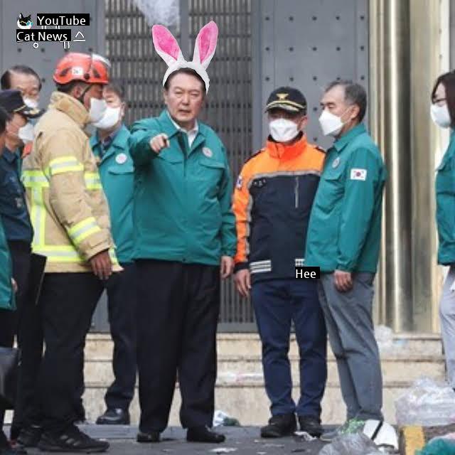 I found a guy with a rabbit headband in Itaewon