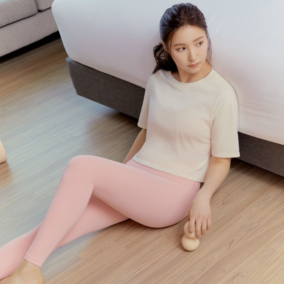 Shin Se-kyung in pink leggings