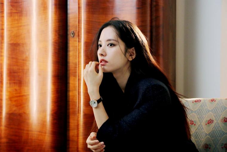Bona Kim Jiyeon WJSN - Armani Watch Jewelry Behind