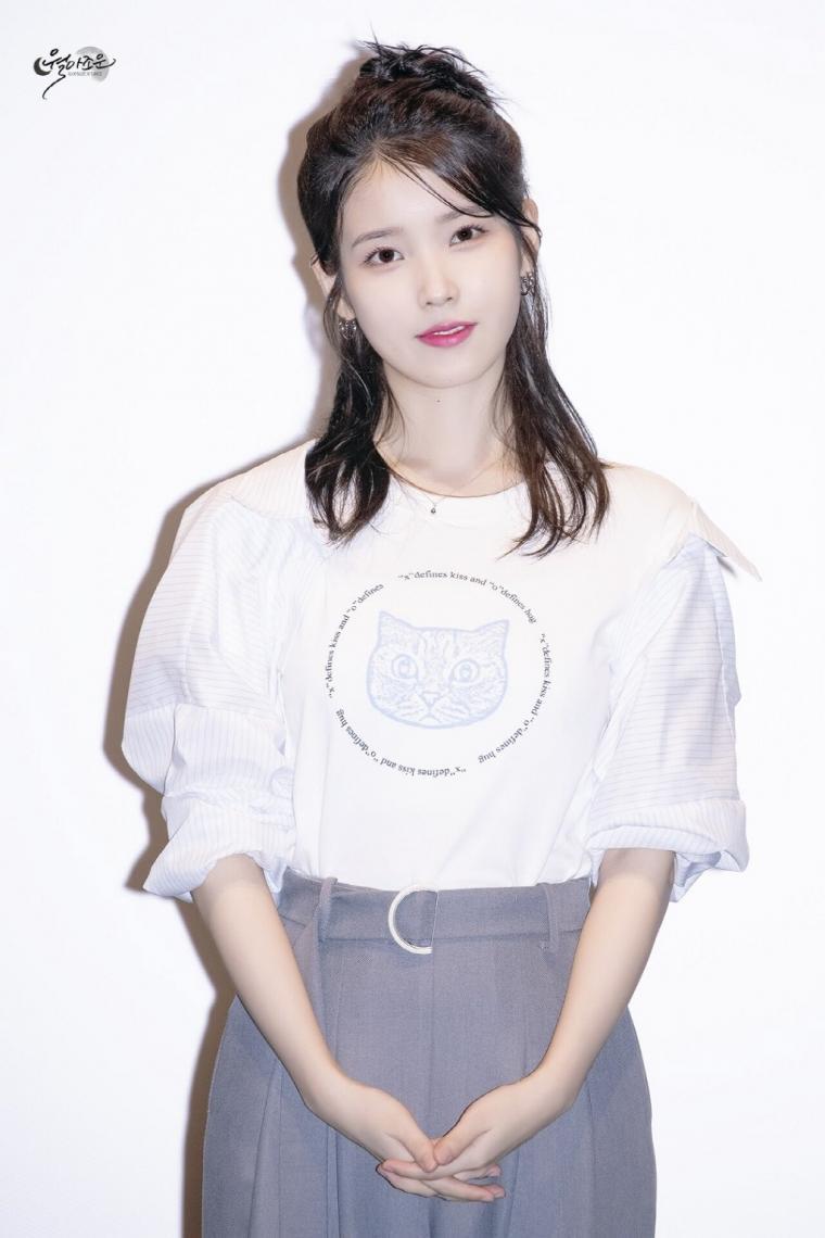 IU's stage greeting wearing a cat T-shirt