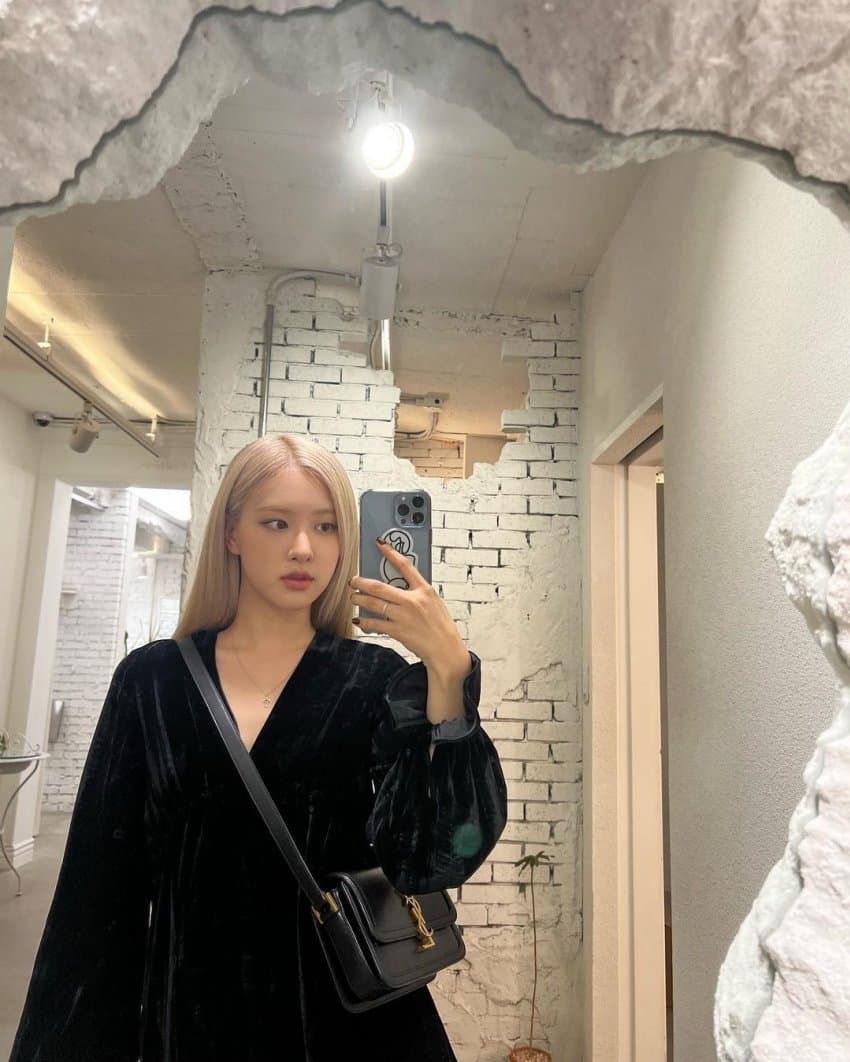 BLACKPINK Rose posted a close-up selfie