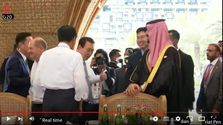 Thumbs up in front of Saudi Crown Prince