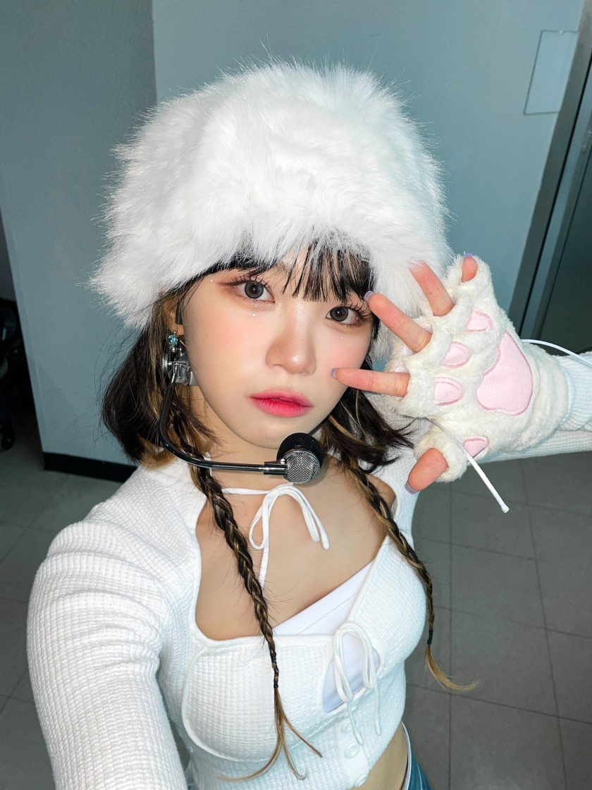 Le Seraphim. White fur hat. Le Seraphim. Kim Chaewon