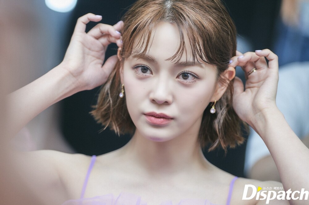 Kim Sejeong, purple string