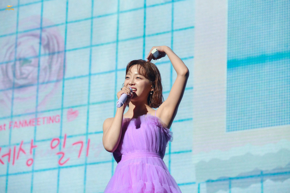 Kim Sejeong, purple string