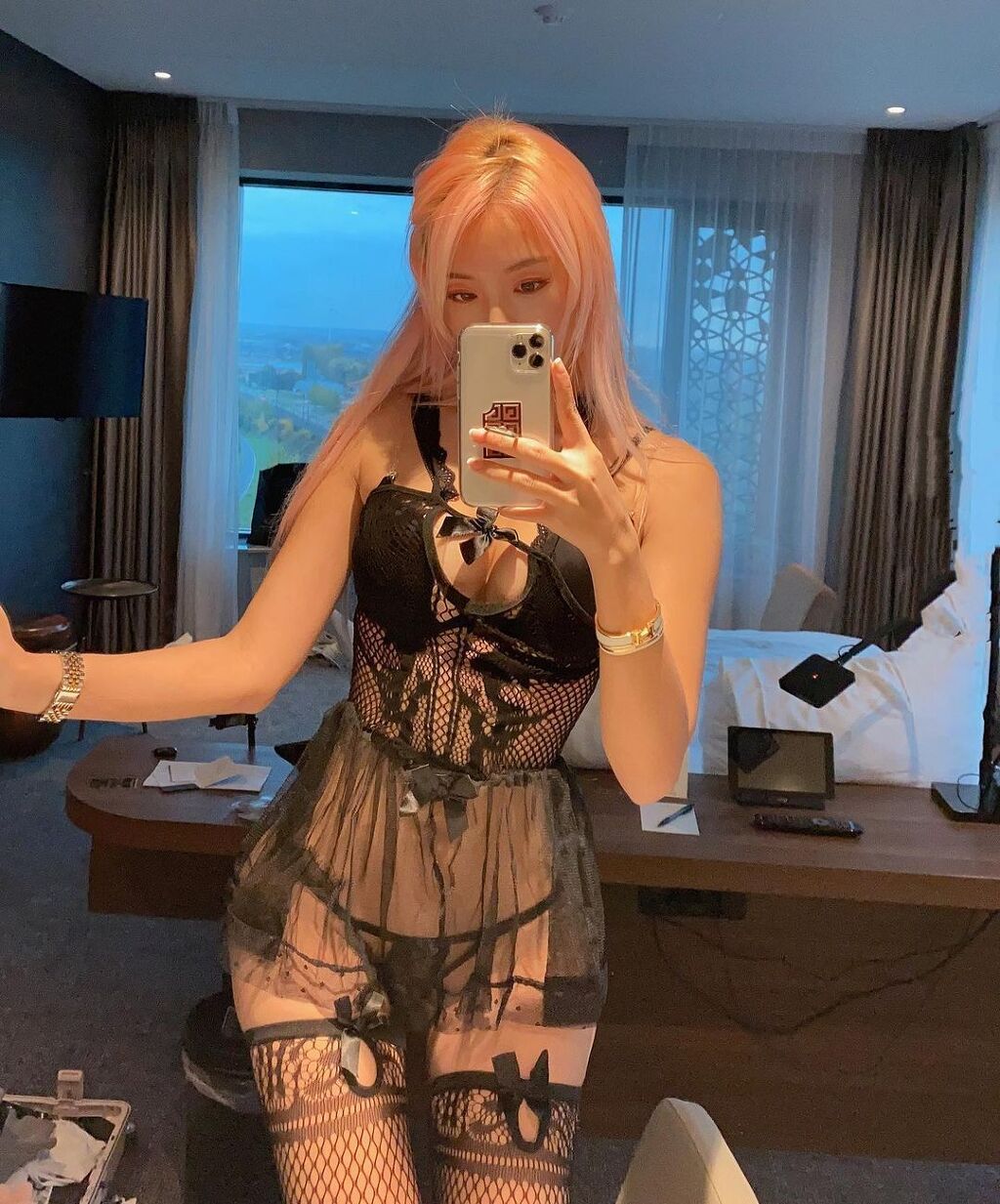 A pink-haired girl who looks like BLACKPINK Rose