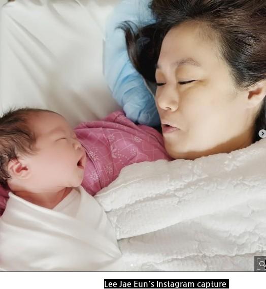 Actor Lee Jae-eun is a 43-year-old daughter