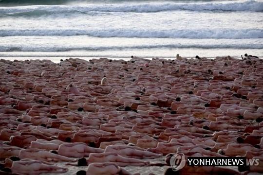 2,500 people gathered naked on the beach in Australia because