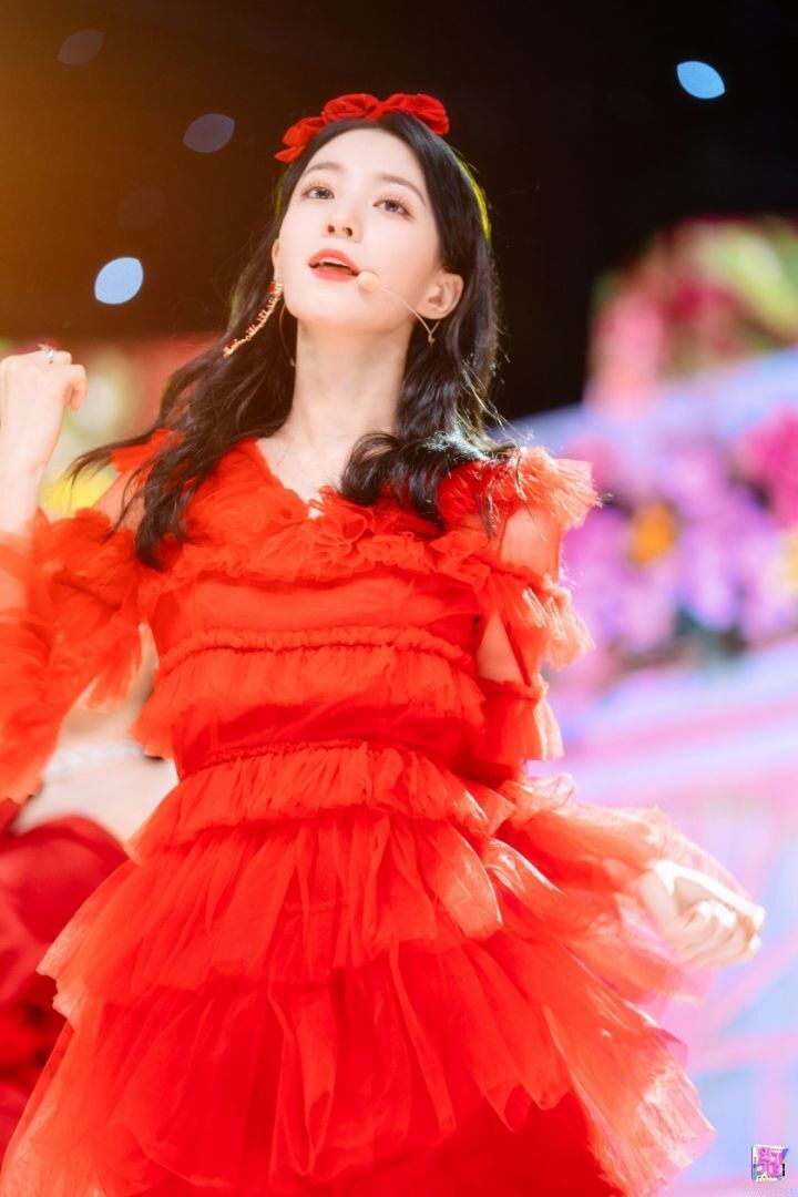 Red dress OH MY GIRL Yubin