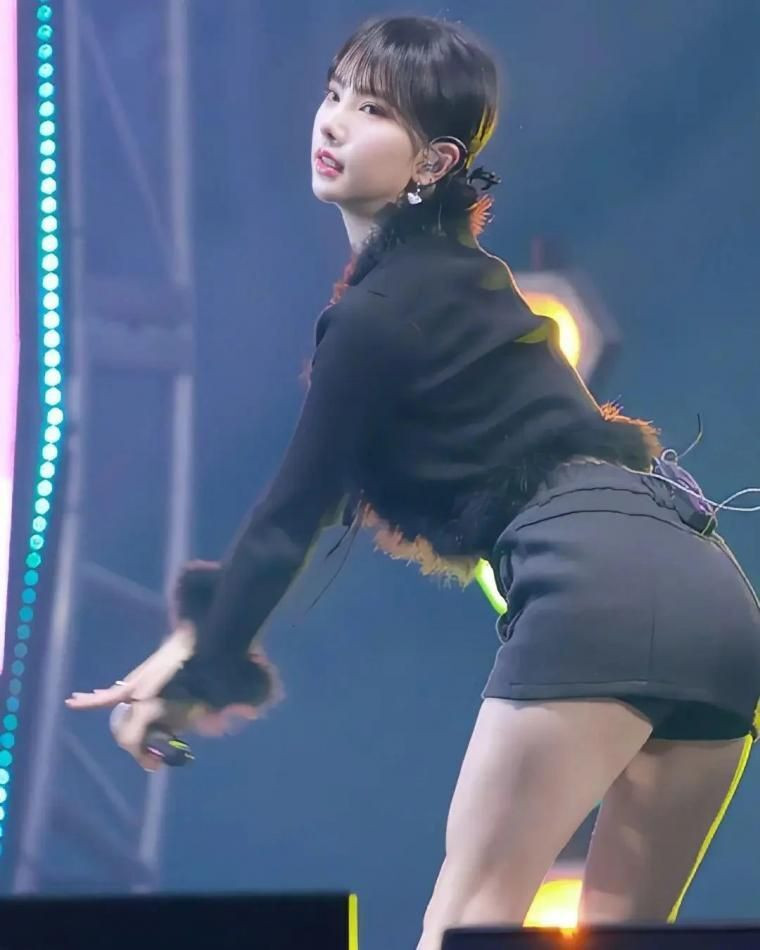 Eunha who ran in a warm-looking miniskirt event in VIVIZ's honey thighs