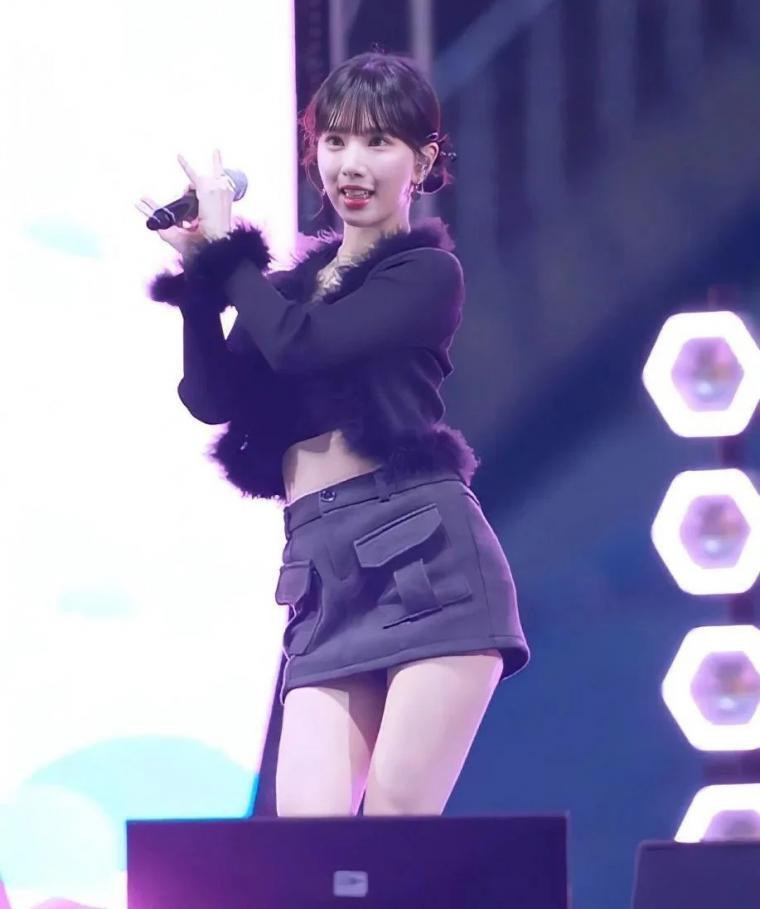 Eunha who ran in a warm-looking miniskirt event in VIVIZ's honey thighs