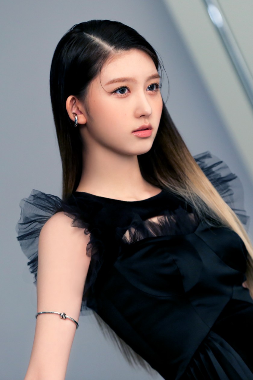 I've Eyeve's 1st Anniversary Debut Profile Behind Cut 28p