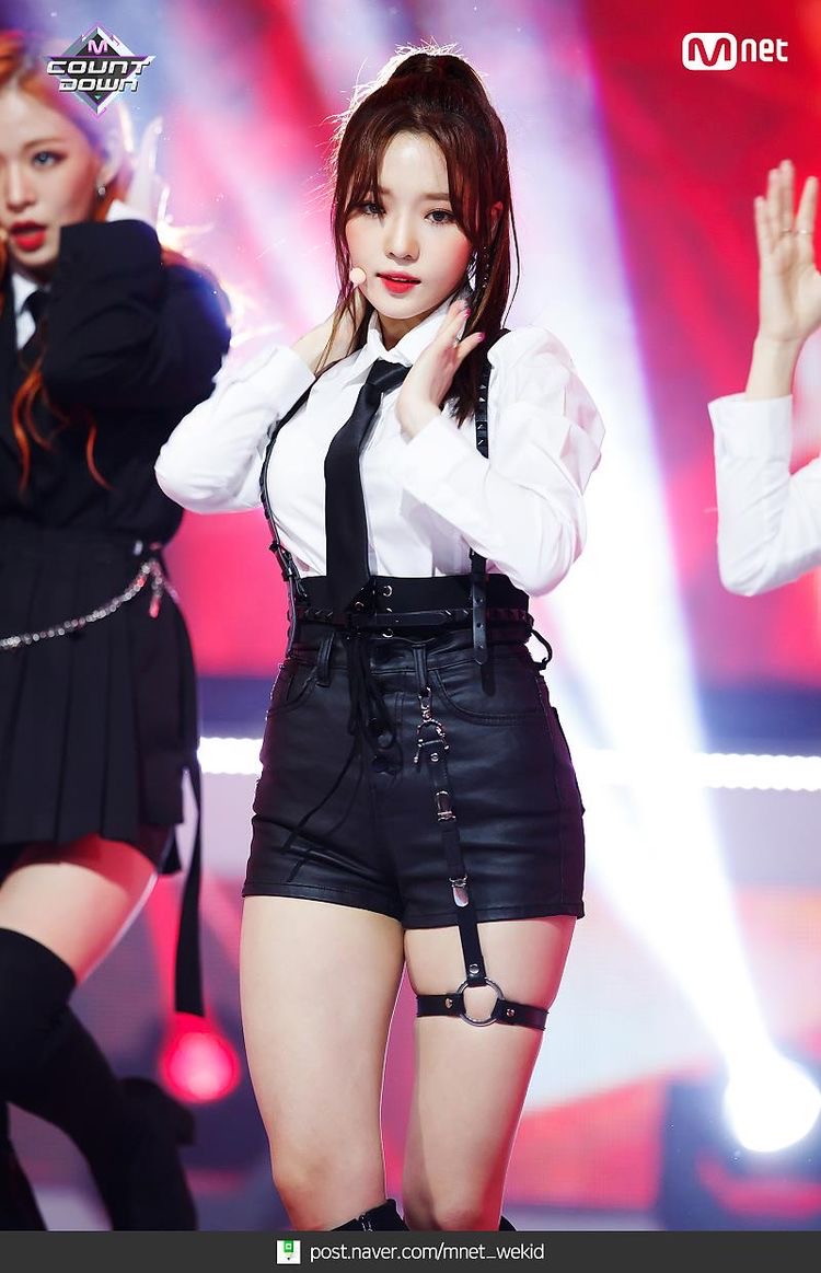 fromis_9's strong thighs. fromis_9 Roh Jisun
