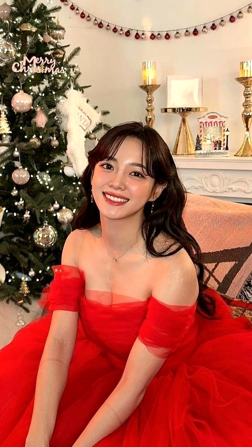 Kim Sejeong's red dress