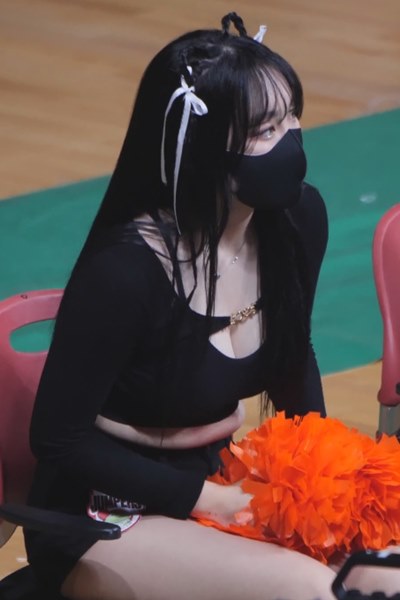 Heavy chest black sleeveless Han Seo-hee cheerleader