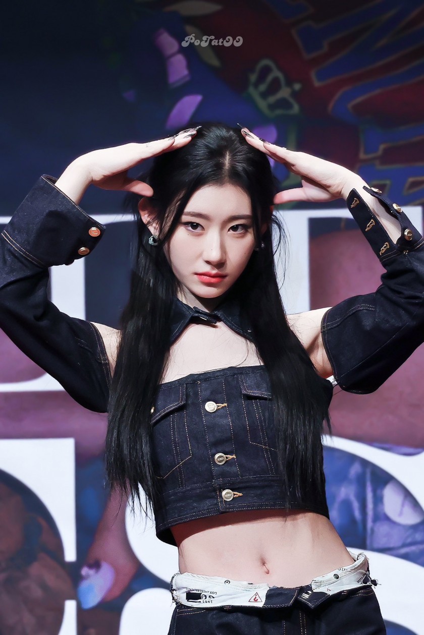 ITZY off-shoulder ITZY's downy CHAERYEONG
