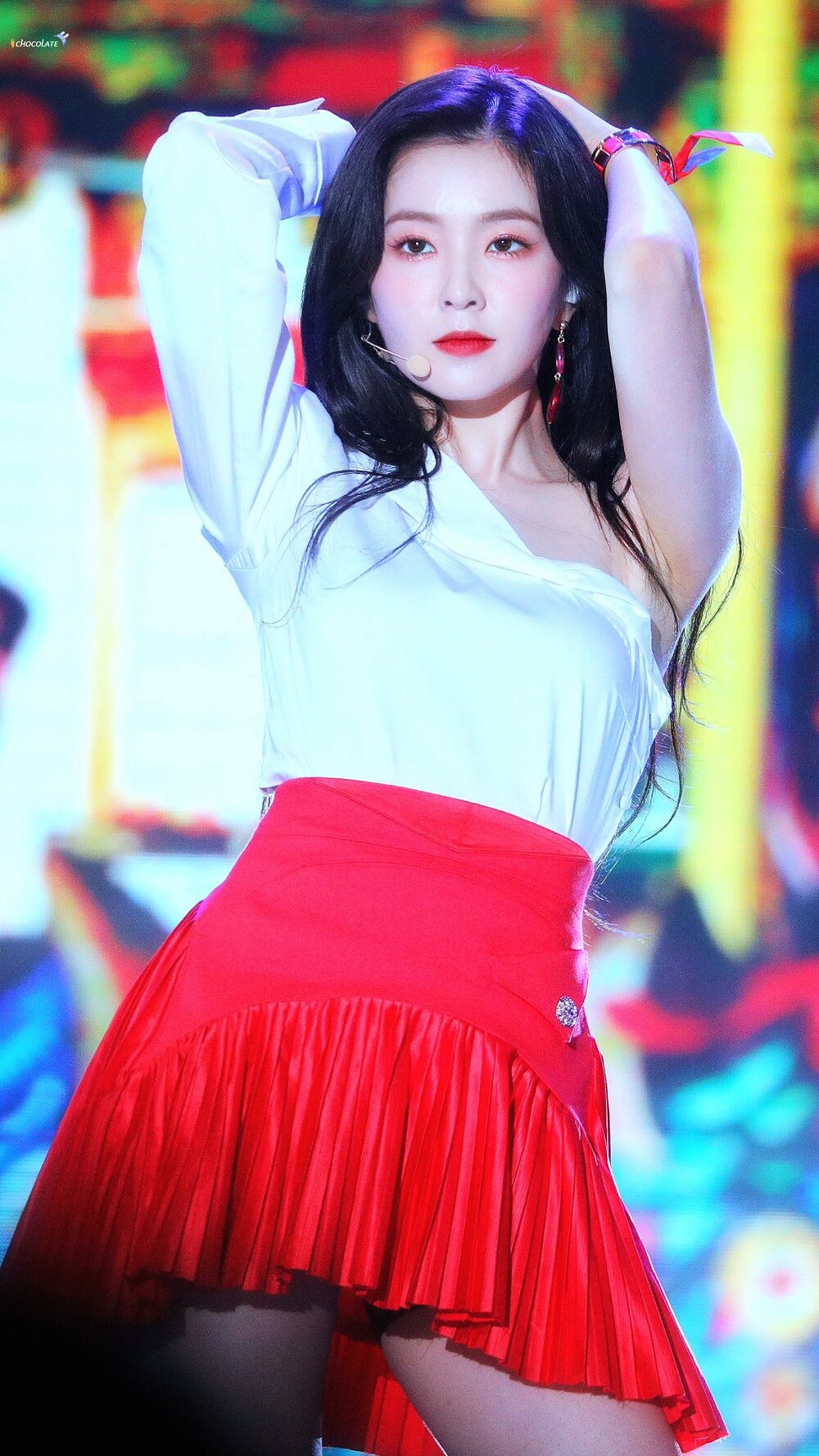 Red Velvet's Irene raises her arms and winks to seduce her