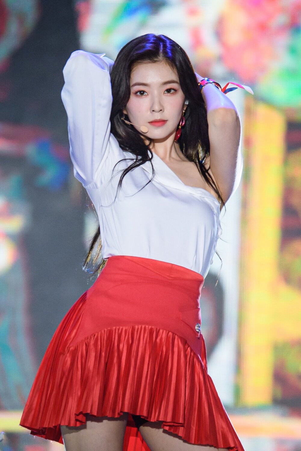 Red Velvet's Irene raises her arms and winks to seduce her