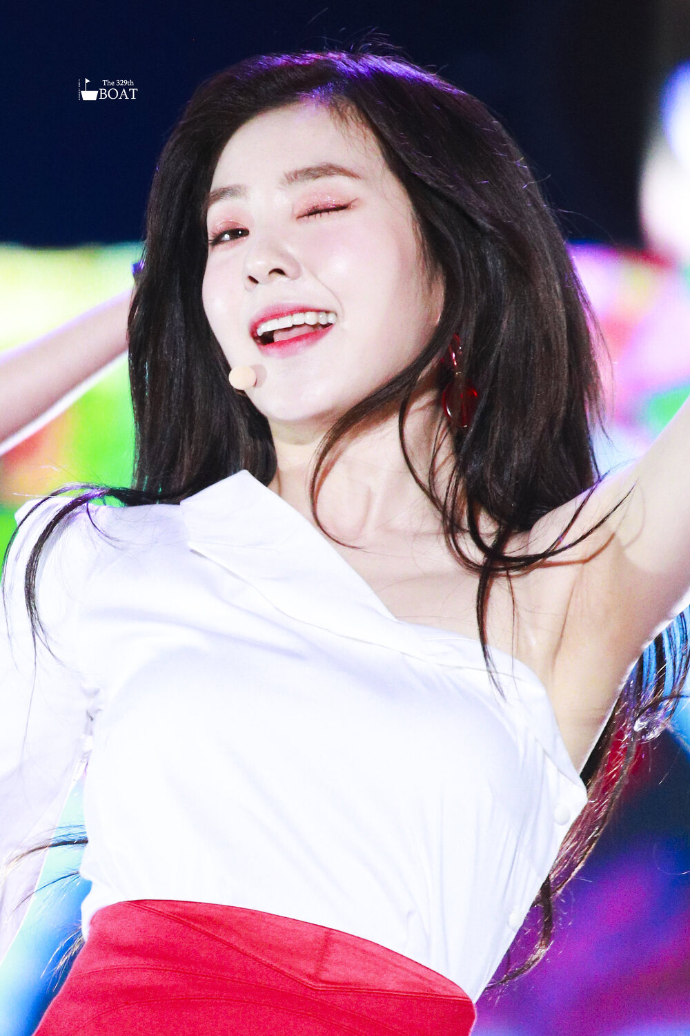 Red Velvet's Irene raises her arms and winks to seduce her