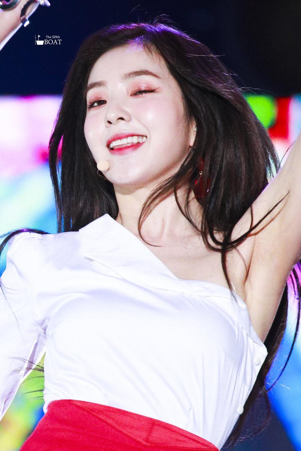 Red Velvet's Irene raises her arms and winks to seduce her