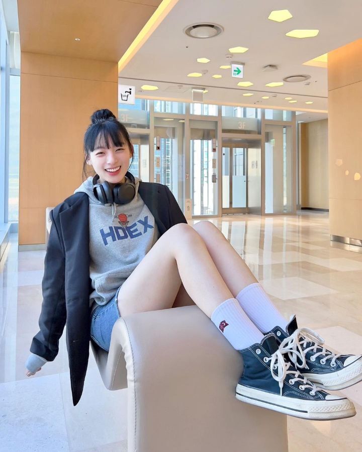 Ha Jiwon, the cheerleader of the arcade girlfriend look