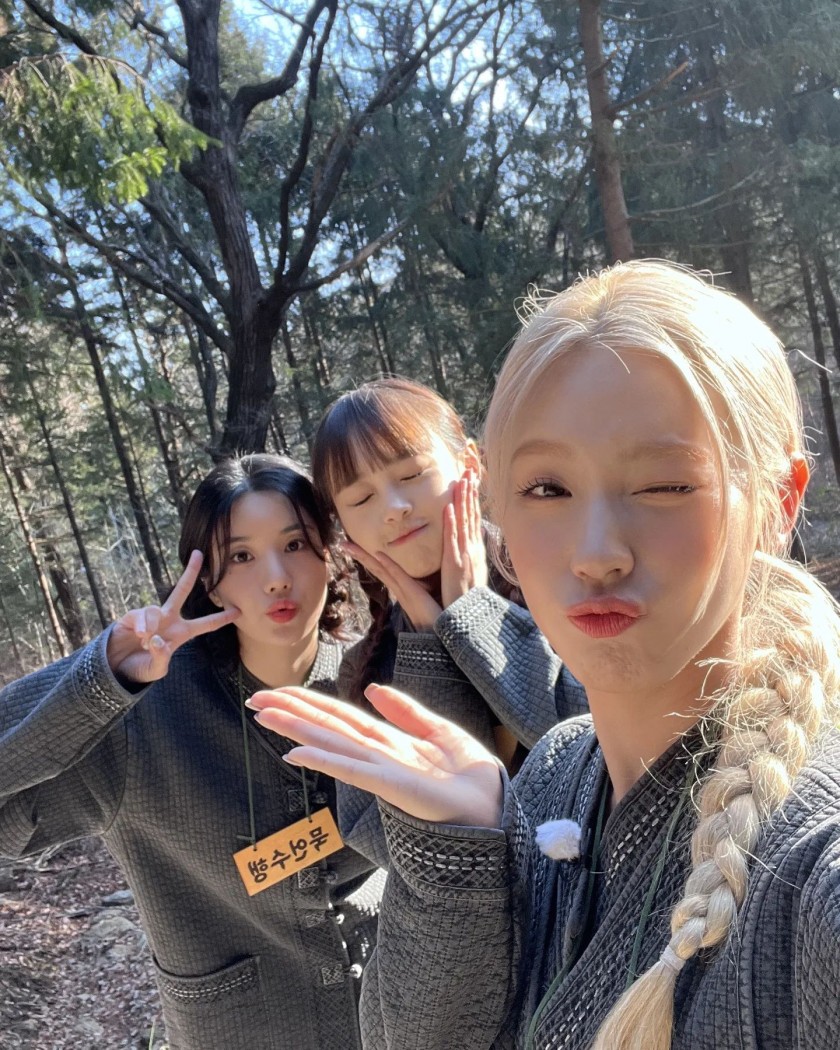 Other three chaotic sisters, Chuu, Miyeon, and Eunbi