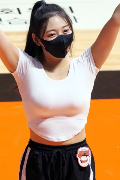 Tight white T-shirt chest movement, Cho Yerin cheerleader