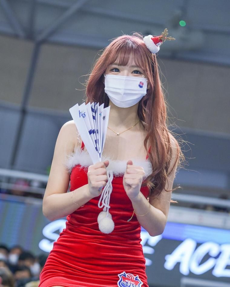 CHOI HONG RA's Instagram Santa outfit cheerleader