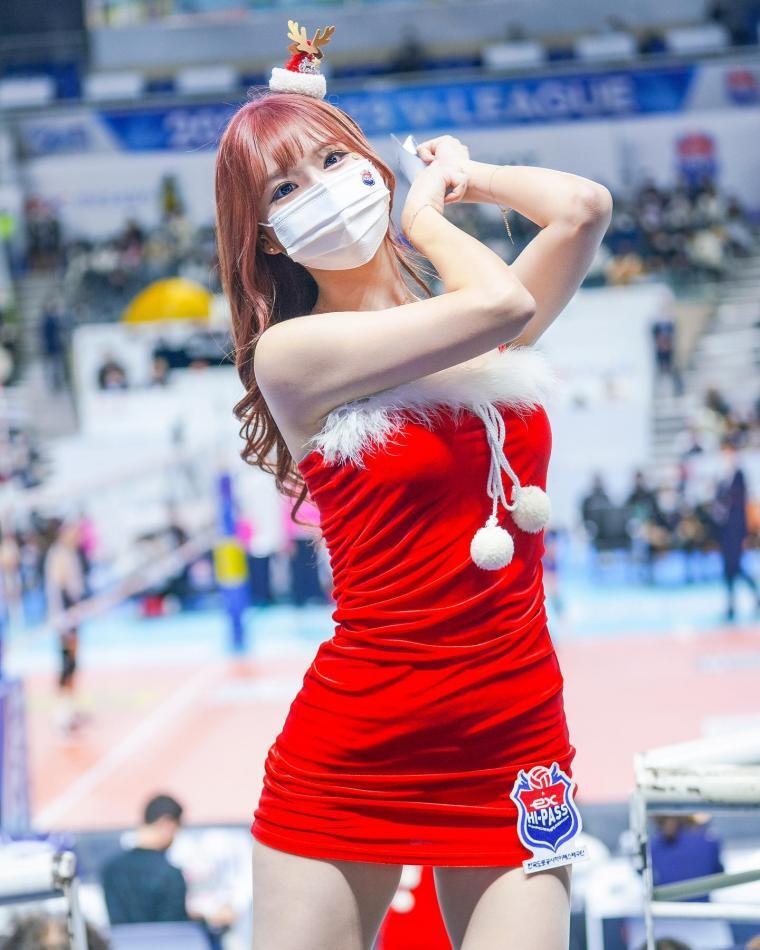 CHOI HONG RA's Instagram Santa outfit cheerleader