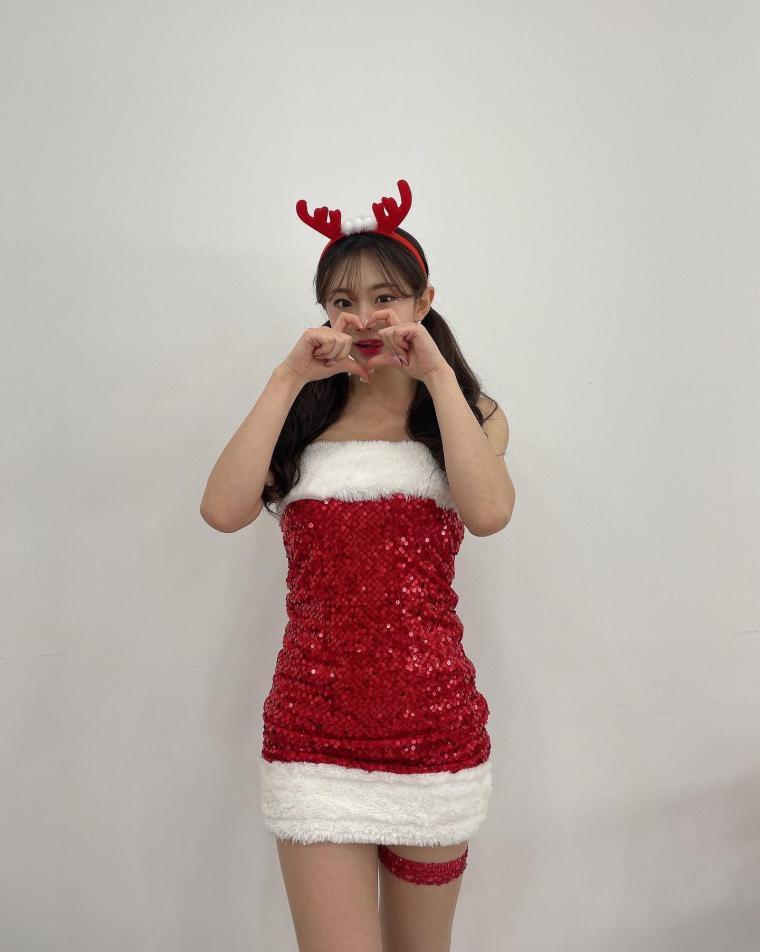Kim Nayeon's Instagram cheerleader, Santa Rudolph