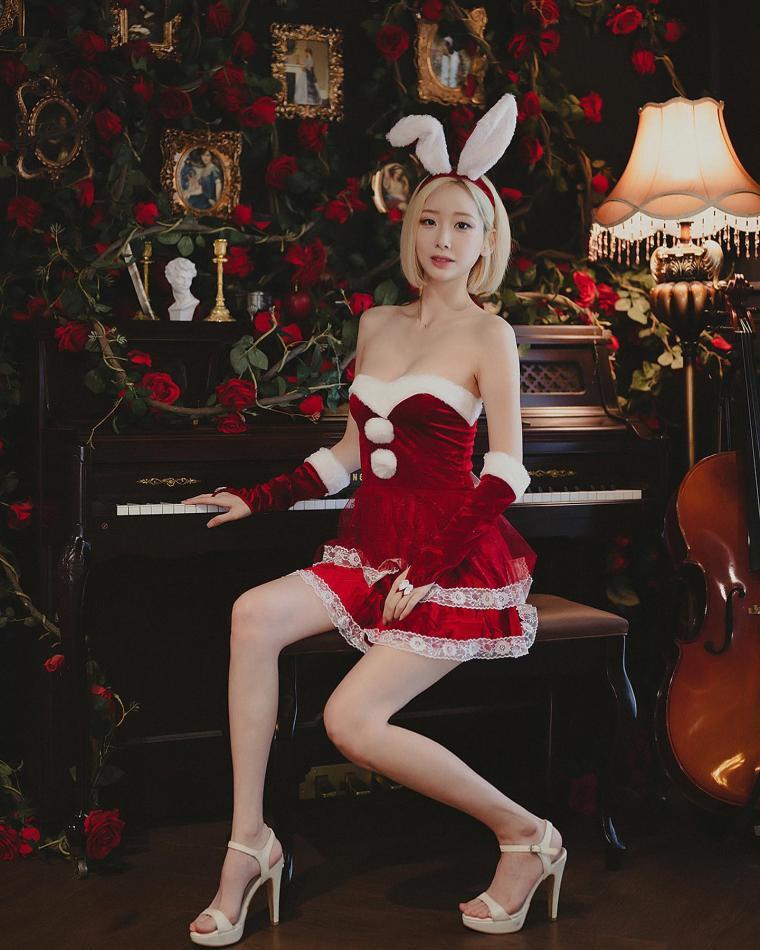 Seo Hyunsook's Instagram cheerleader, Santa rabbit