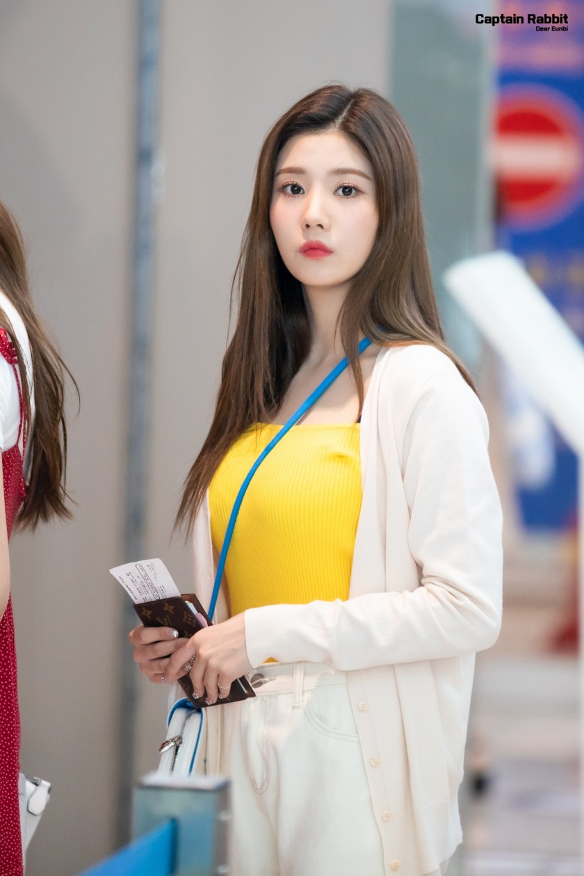 Kwon Eunbi, a bag strap between deep valleys