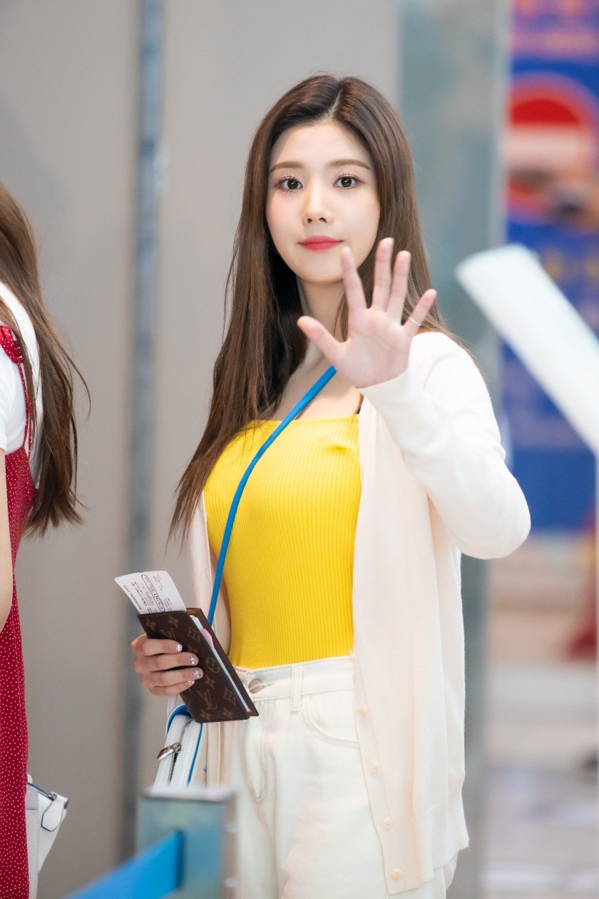 Kwon Eunbi, a bag strap between deep valleys