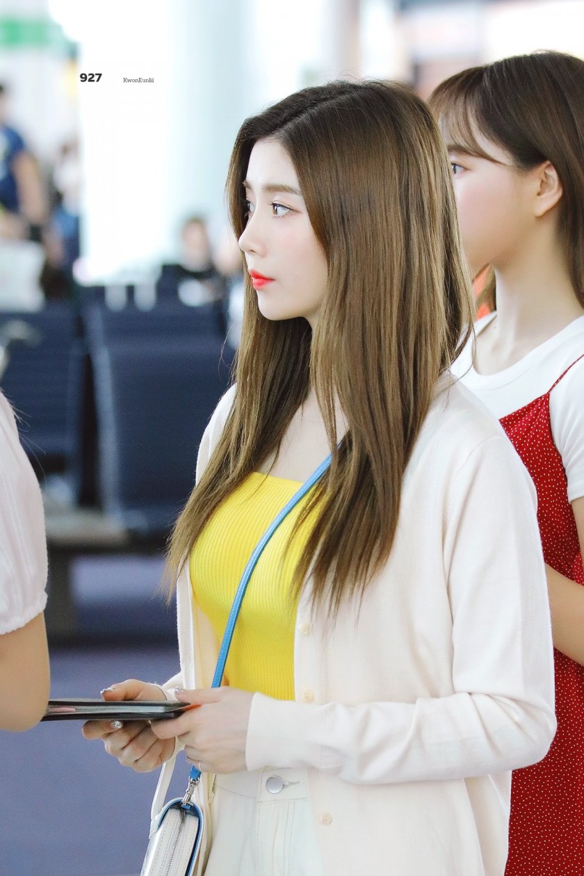 Kwon Eunbi, a bag strap between deep valleys