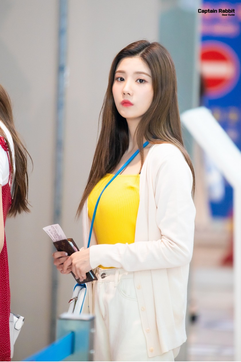 Kwon Eunbi, a bag strap between deep valleys