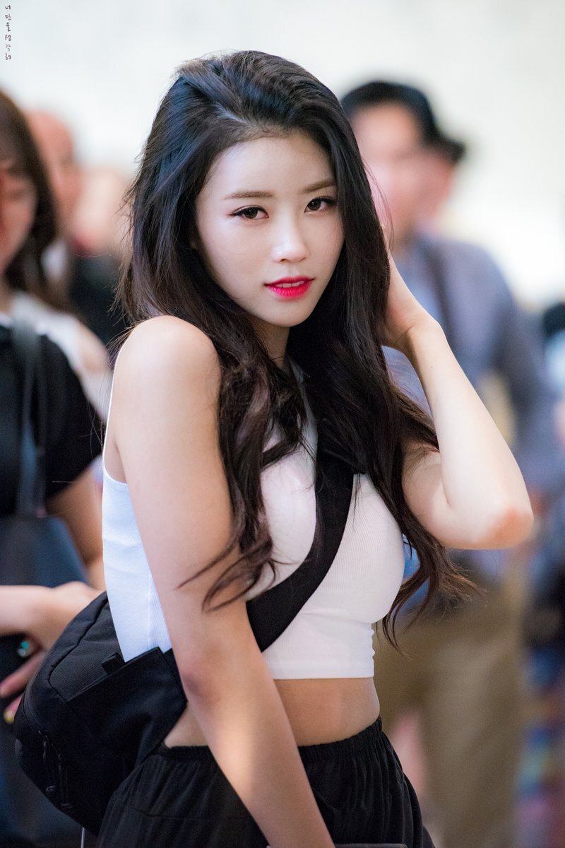 Mi-Joo's airport fashion was quite sexy