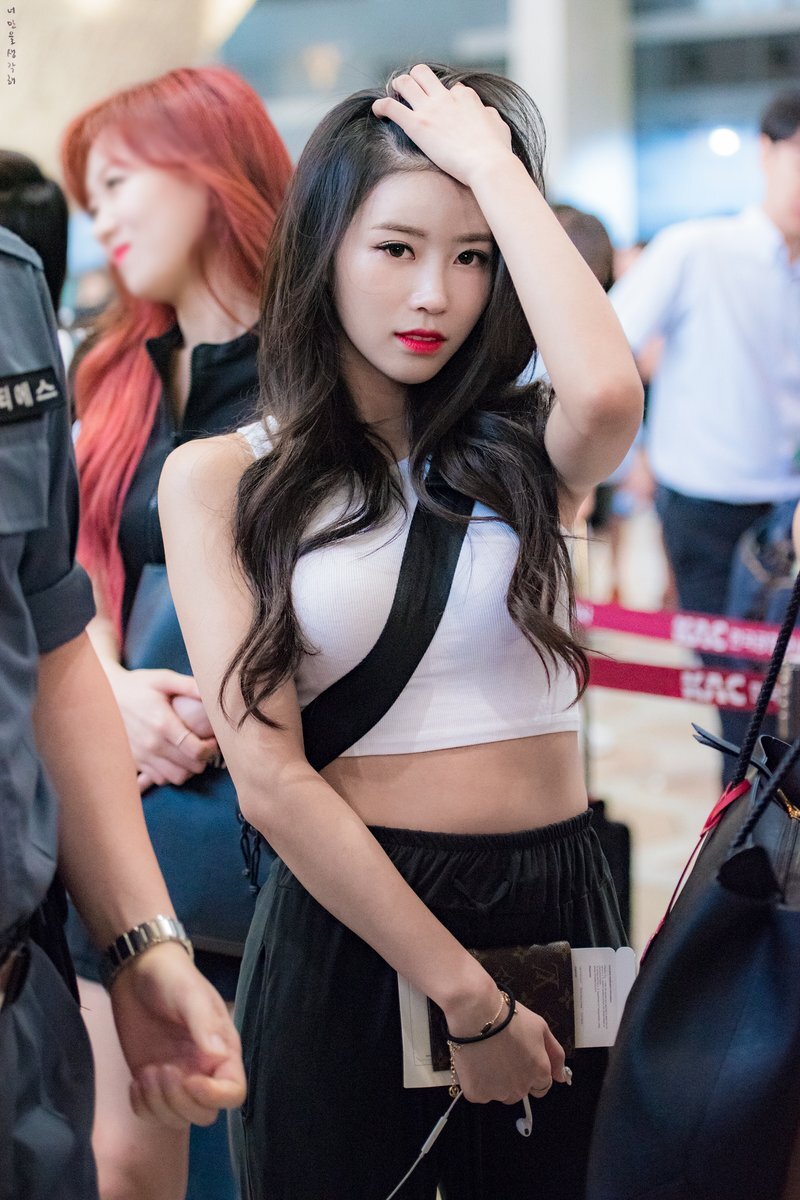 Mi-Joo's airport fashion was quite sexy