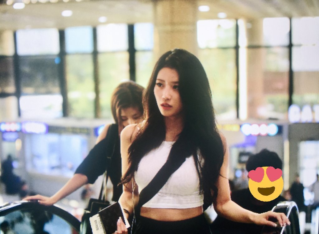 Mi-Joo's airport fashion was quite sexy