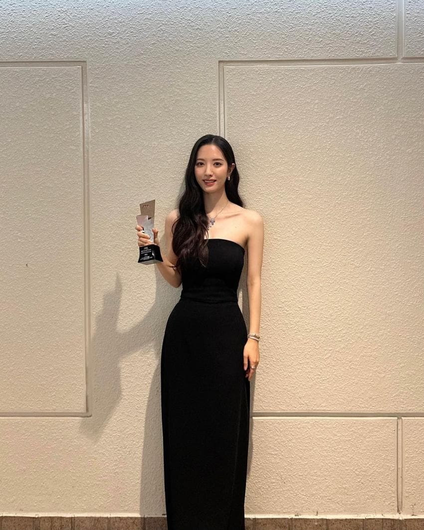 WJSN's Bona who went to the awards ceremony. Her beauty in black dress