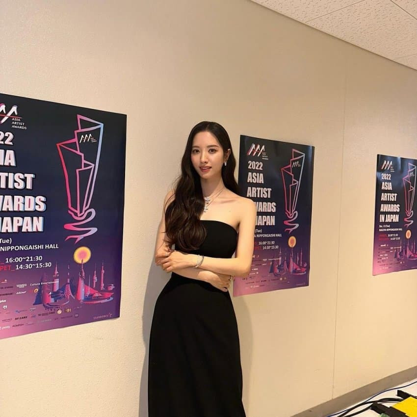 WJSN's Bona who went to the awards ceremony. Her beauty in black dress