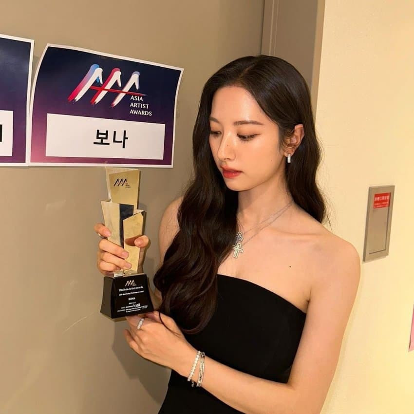 WJSN's Bona who went to the awards ceremony. Her beauty in black dress