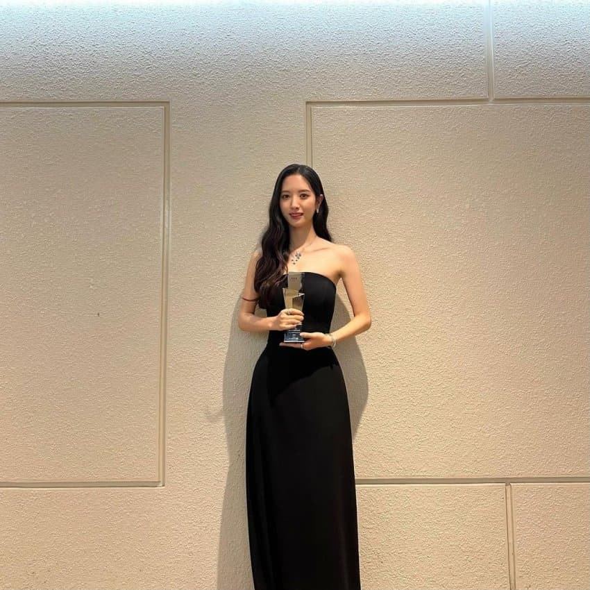 WJSN's Bona who went to the awards ceremony. Her beauty in black dress