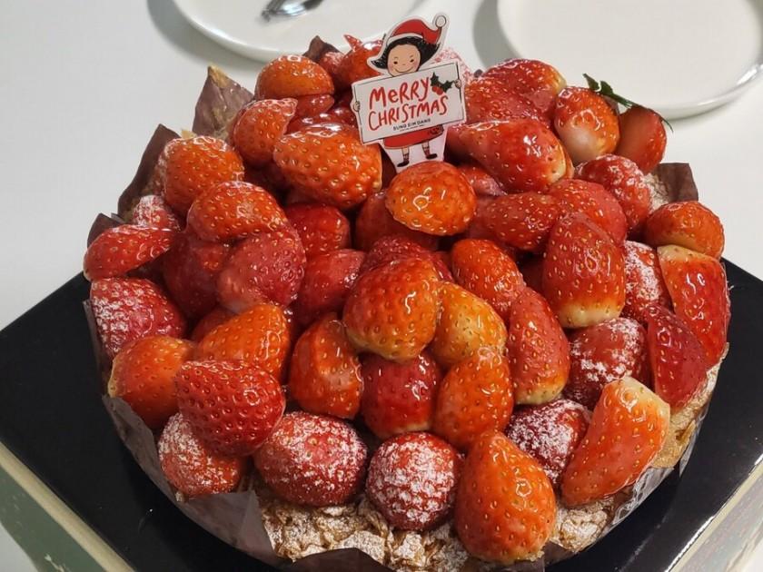 Sungsimdang's strawberry cake