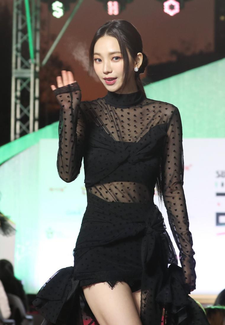 Shorter than underpants, black see-through Espa Carina SBS Gayo Daejeon Red Carpet