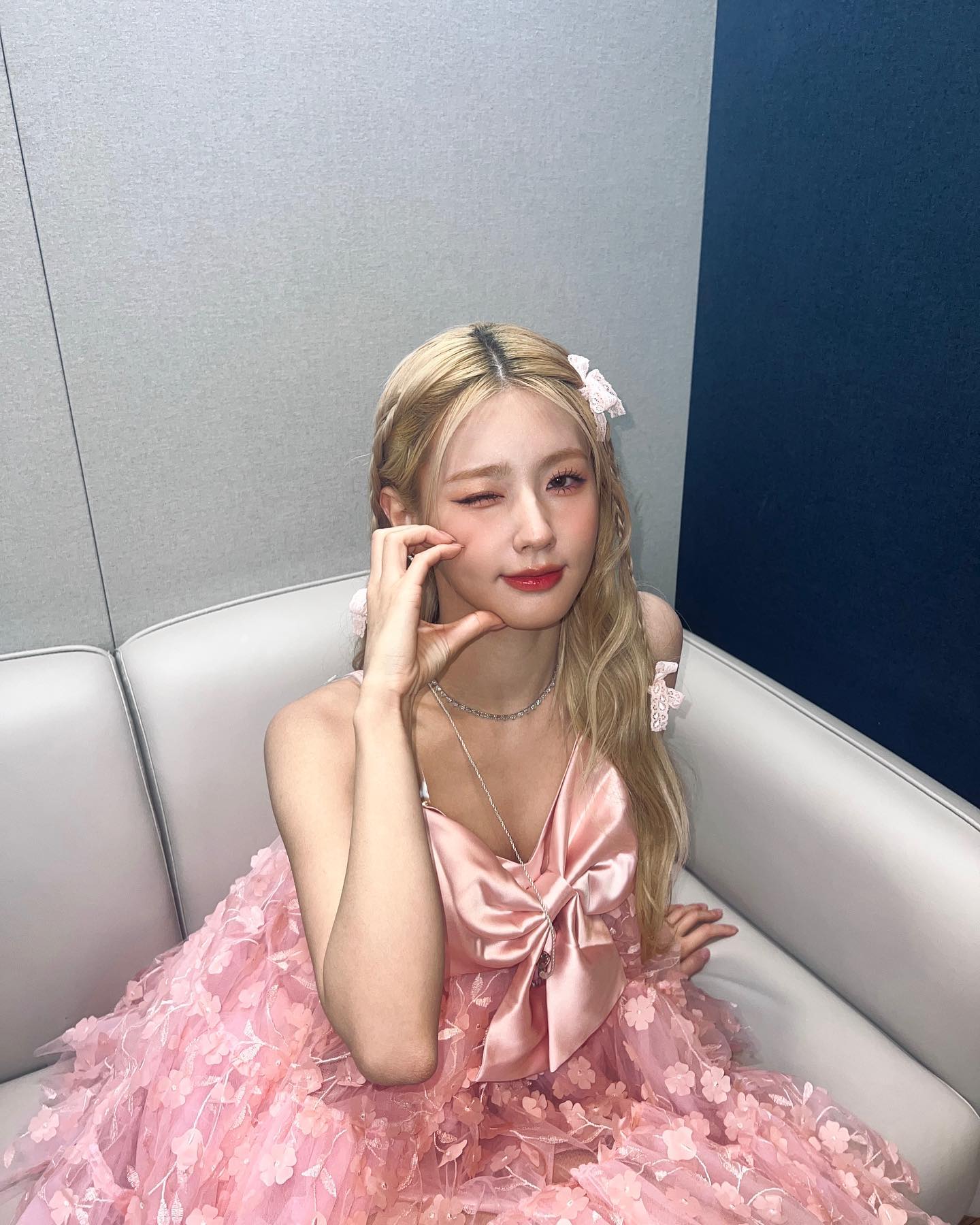 In (G)I-DLE's Miyeon waiting room,