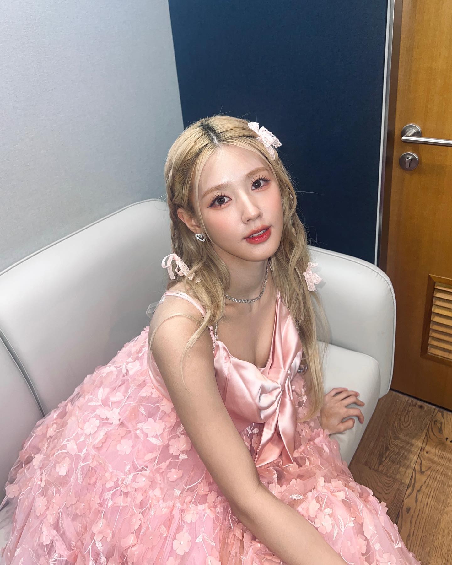 In (G)I-DLE's Miyeon waiting room,
