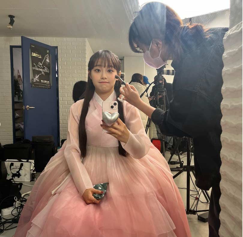 Chuu is taking a mirror selfie.